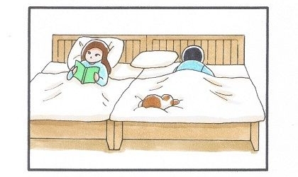 犬と夫、飼い主とベッドの上で寝ている